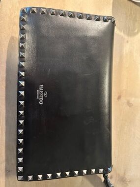 TRADE Label Valentino Garavani Black Leather Rockstud Zip Wallet
